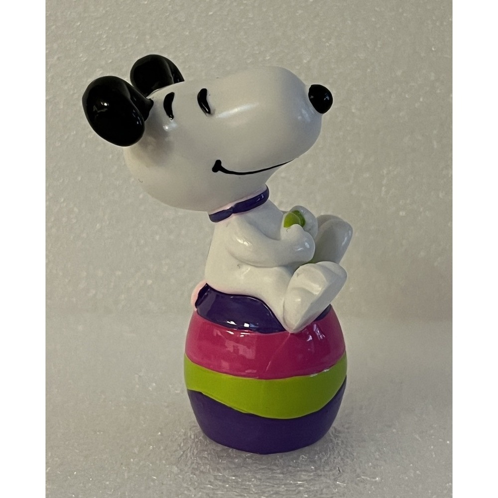 Peanuts 1994 Snoopy Driving The Easter Egg Whitman's‎ Collectible Figurine